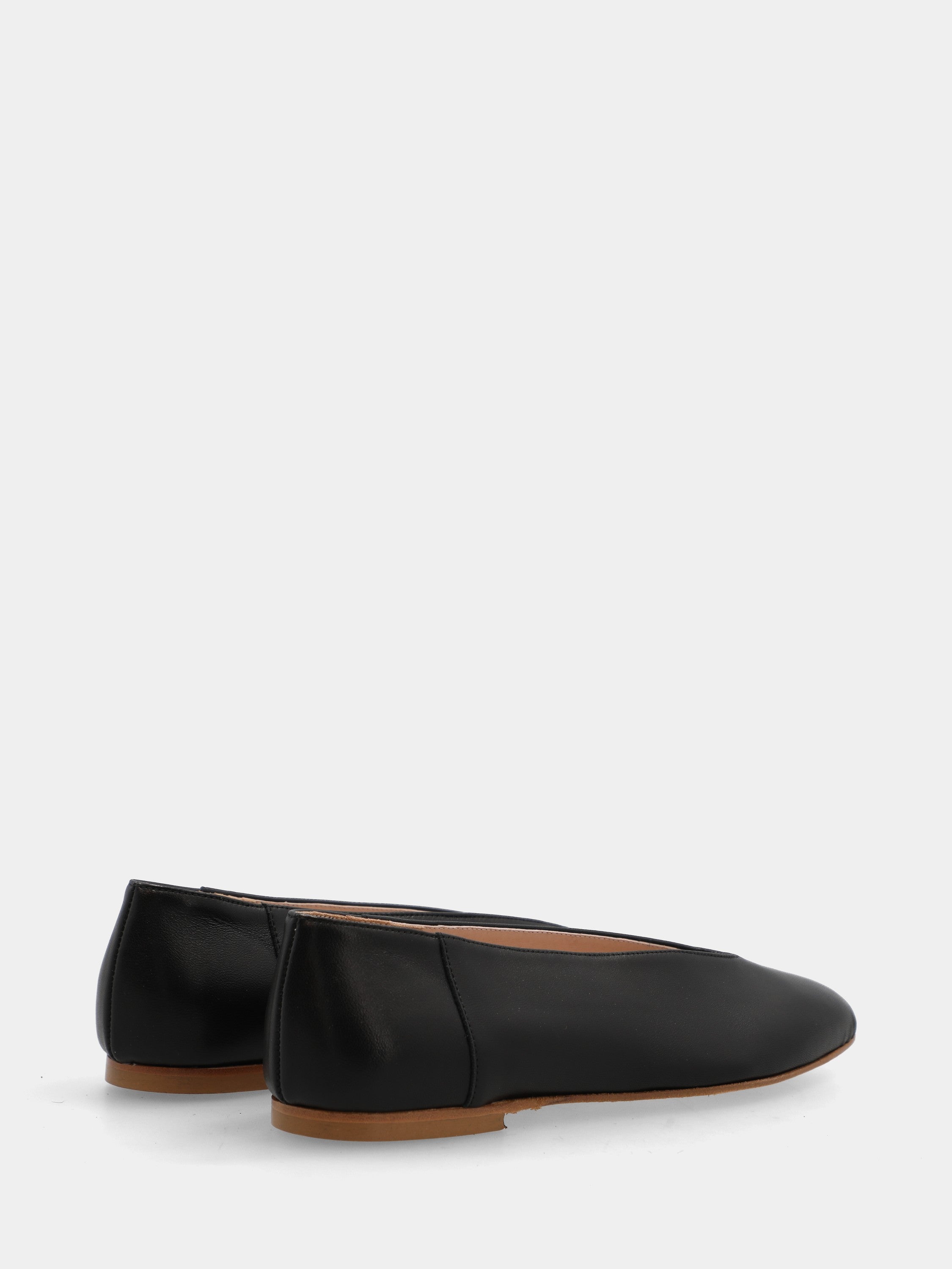 Ballerina in nappa nera con scollo a uovo