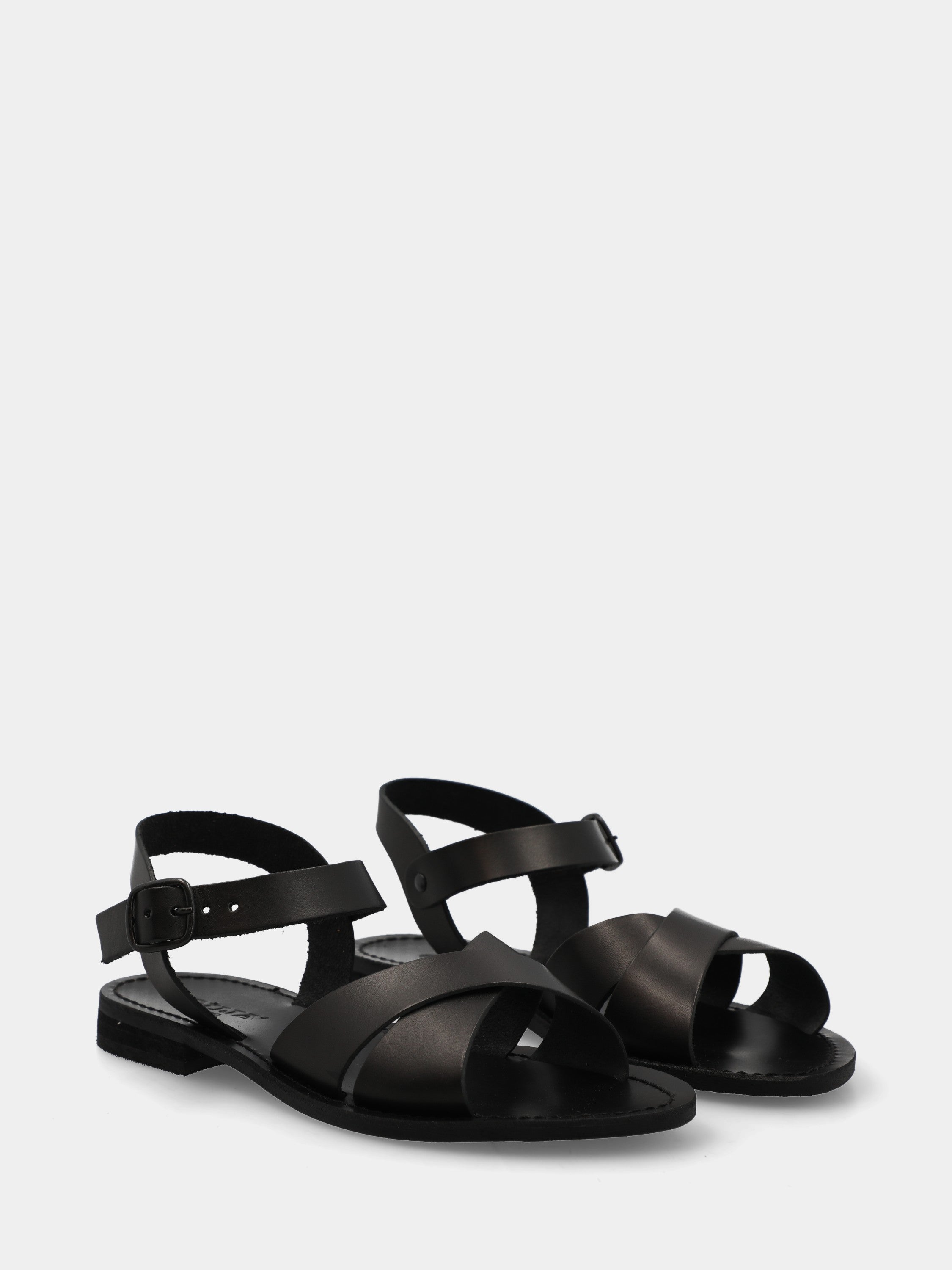 Sandalo in vitello nero con fascette incrociate