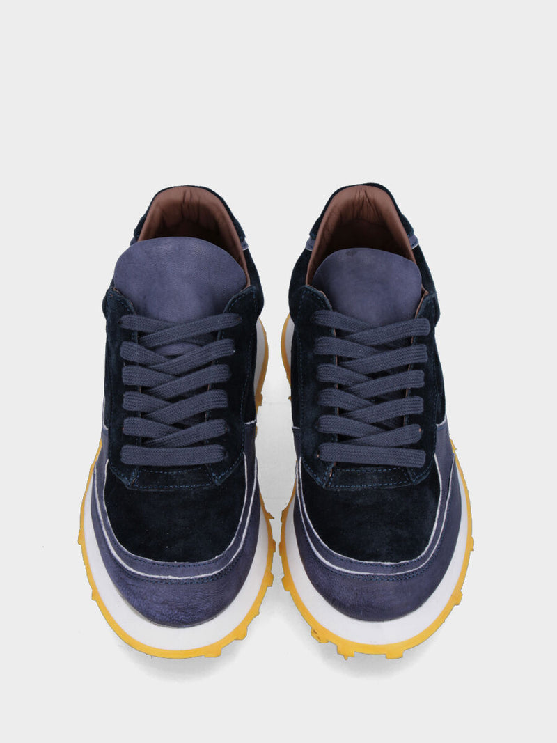 Sneaker blu in pelle con suola in gomma microporosa