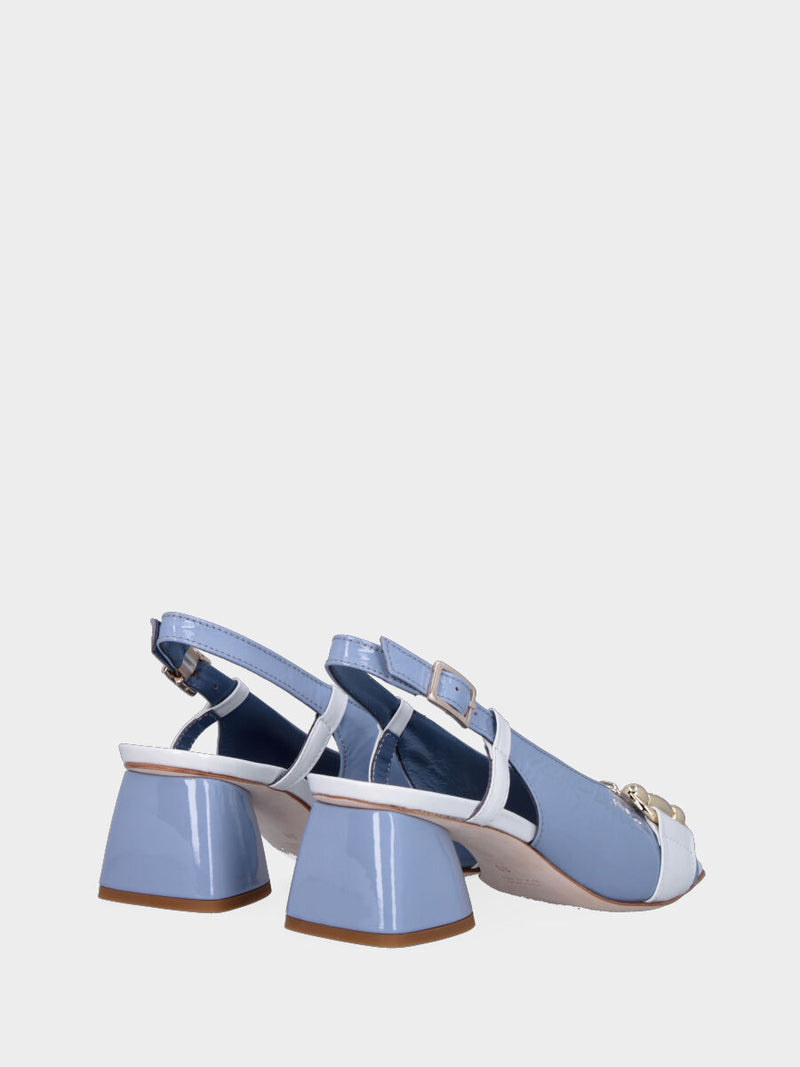 Sandalo slingback celeste in pelle lucida con morsetto metallico