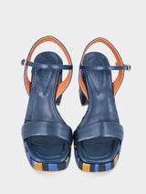 Sandalo blu in pelle con tacco fasciato in tessuto multicolor