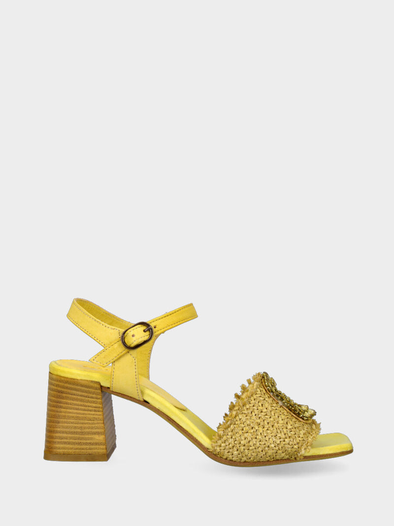 Sandalo giallo in fibre naturali con accessorio gioiello